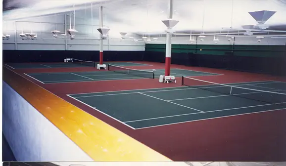 Wind screen fencing around a tennis court